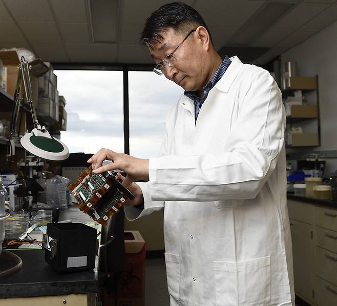 김덕호 존스홉킨스의대 생명공학과 교수겸 큐리바이오 창업자가 연구실에서 실험을 하고 있다.