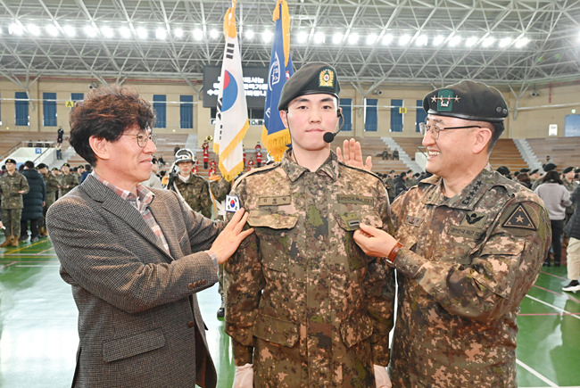 박안수 육군참모총장이 5일 육군훈련소 신병수료식에서 부모님과 함께 수료 훈련병에게 계급장을 수여하고 있다. 육군 제공