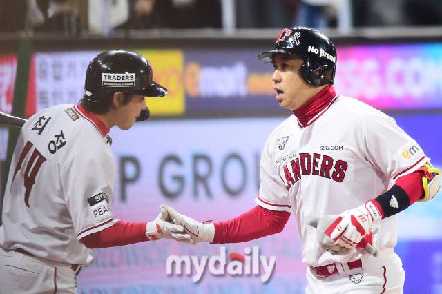 SSG 랜더스 김강민(오른쪽)./마이데일리