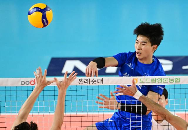 아웃사이더 히터로 선발 출전해 스파이크를 강타하는 김우진 / KOVO(한국배구연맹)