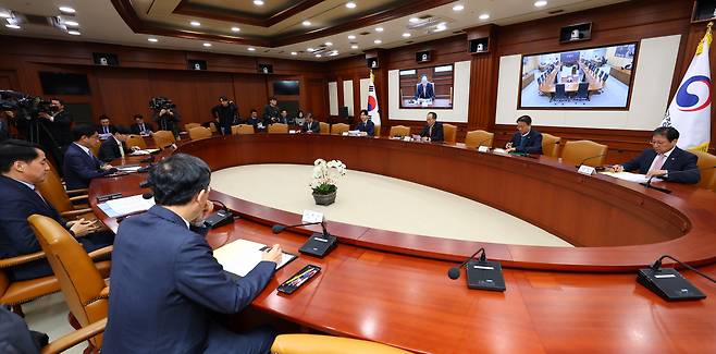 지난달 27일 오전 정부서울청사에서 열린 비상경제장관회의 겸 수출투자대책회의. [연합]