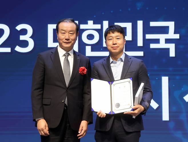 김원우 연구개발특구진흥재단 전산정보화팀장이 ‘2023년 대한민국 IT서비스 혁신대상’ 시상식에서 상장을 수여 받은 후 기념 촬영을 하고 있다.[연구개발특구진흥재단 제공]