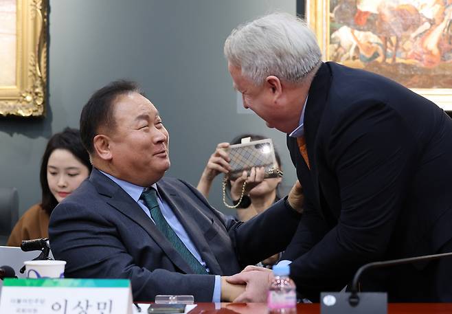 최근 더불어민주당 탈당을 택한 이상민 의원이 지난달 21일 대전 한국과학기술원(KAIST)에서 만난 인요한 국민의힘 혁신위원장과 인사하고 있다. [연합]