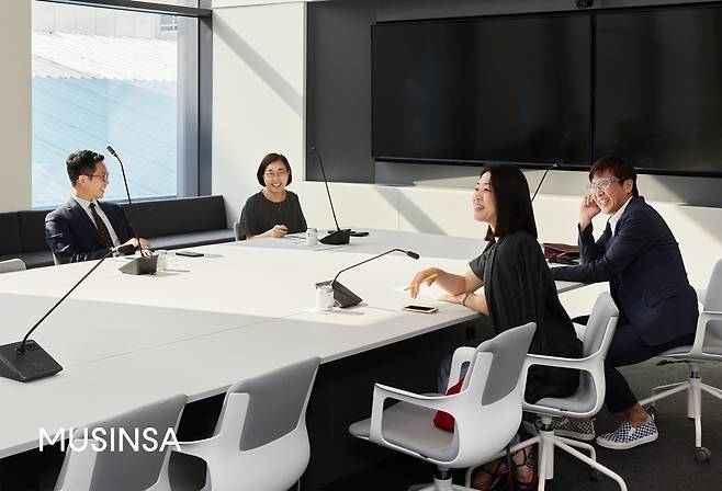 무신사가 올해 7월부터 운영 중인 지식재산권보호위원회의 회의 모습. [무신사 제공]