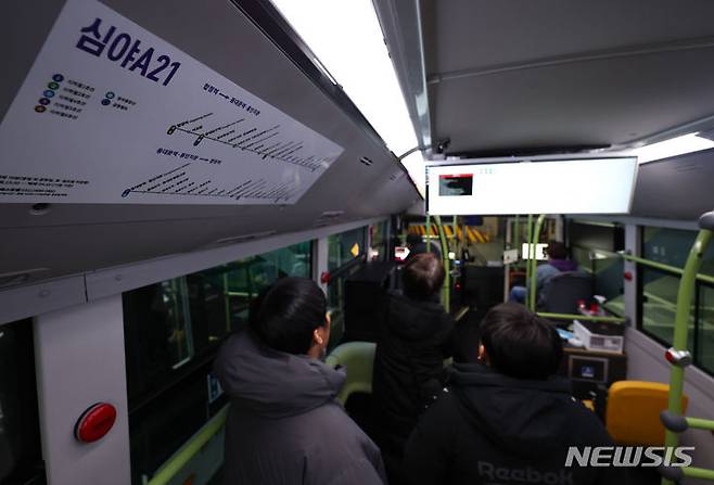 [서울=뉴시스] 최진석 기자 = 4일 오후 서울 중구 남산예장환승주차장에서 관계자들이 첫 운행을 앞둔 '심야A21번' 심야자율버스를 점검하고 있다. 2023.12.04. myjs@newsis.com