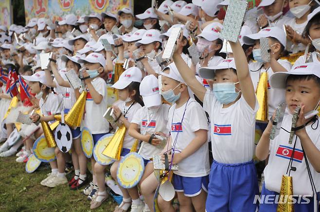 [평양=AP/뉴시스] 북한 조선중앙통신은 김정은 북한 국무위원장이 4일 국권을 강화하기 위해 출생률 감소를 막는 것이 여성의 의무라고 말했다고 보도했다. 김 위원장은 앞선 3일 평양에서 열린 제5차 전국어머니대회에 참석해 저출산 문제 극복과 내부 사회 결속을 강조한 것으로 알려졌다. 사진은 지난 6월 1일 북한 평양 태송산유원지에서 열린 제73주년 국제어린이날 기념행사에서 어린이들이 응원하는 모습. 2023.12.05.