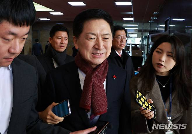 [서울=뉴시스] 고범준 기자 = 김기현 국민의힘 대표가 5일 오전 서울 여의도 국회에서 취재진 질문을 받으며 이동하고 있다. 2023.12.05. bjko@newsis.com