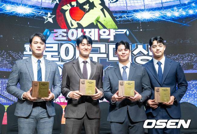 [OSEN=박준형 기자] 4일 오전 서울 강남 엘리에나 호텔에서 조아제약 프로야구대상 2023 시상식이 진행됐다. 시상식 이후 최고구원투수상 서진용과 최고투수상 고영표, 최고타자상 노시환, 신인상 문동주가 포즈를 취하고 있다.   / soul1014@osen.co.kr