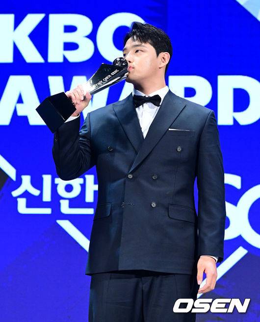 [OSEN=지형준 기자]한화 문동주가 신인상을 수상하며 트로피에 키스를 하고 있다. 2023.11.27 / jpnews.osen.co.kr