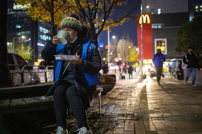 세종호텔 해고자 김란희씨가 밥통이 준비한 음식으로 저녁을 해결하고 있다. ⓒ시사IN 신선영