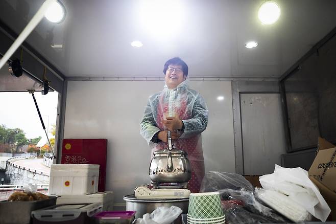 박민선 상근 활동가는 음식 준비부터 운전과 출동 기록까지 일인다역을 하고 있다. ⓒ시사IN 신선영