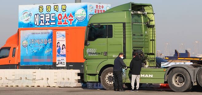 중국 당국이 한국으로의 산업용 요소 통관을 보류한 가운데 지난 4일 인천신항 인근 도로변에서 대형 화물차 운전기사가 요소수를 넣고 있다. ⓒ연합뉴스