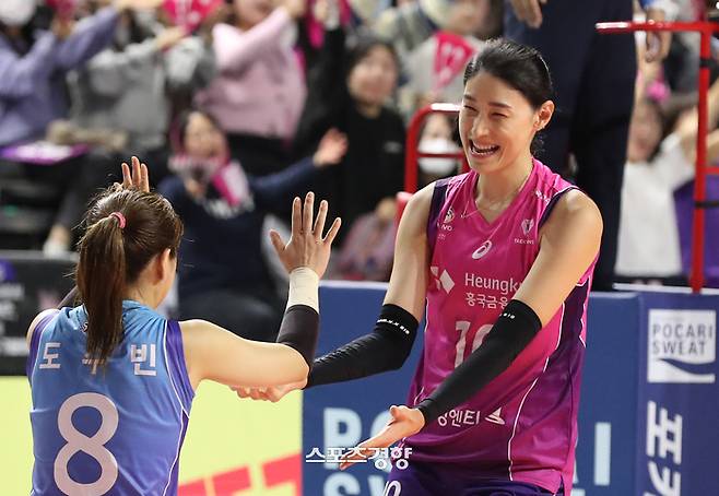 흥국생명 김연경이 5일 인천 삼산월드체육관에서 열린 페퍼저축은행과의 경기에서 득점에 성공한 뒤 환호하고 있다. 2023.12.5. 정지윤 선임기자