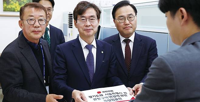정치권이 표를 의식한 포퓰리즘 정책과 입법 경쟁을 하고 있다. 사진은 국민의힘이 김포-서울 편입 특별법을 접수하는 모습.[사진=뉴시스]