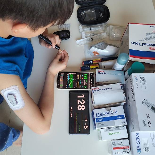 혈당 체크하는 9살 1형당뇨 아이 [아이 엄마 제공]