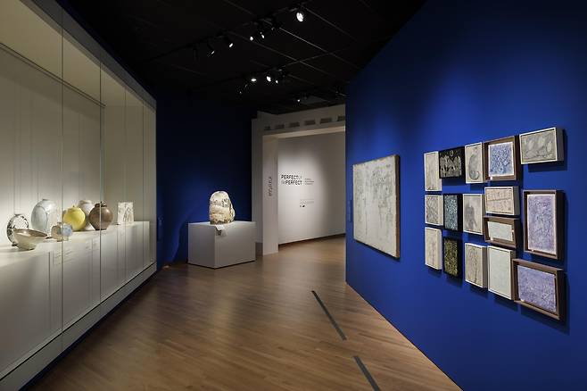 분청사기의 미감을 보여주는 현대 작품 전시 모습  [국립중앙박물관 제공. 재판매 및 DB 금지]