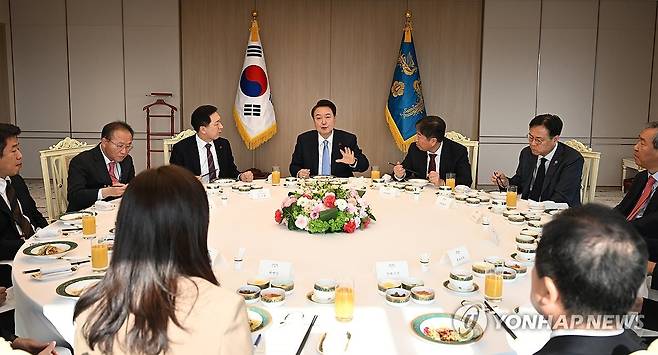 윤석열 대통령, 여당 지도부와 비공개 오찬 (서울=연합뉴스) 윤석열 대통령이 5일 국민의힘 지도부와 비공개 오찬 회동을 하고 있다.
    이날 회동에는 김기현 대표와 윤재옥 원내대표, 유의동 정책위의장, 이만희 사무총장 등 '당 4역'이 참석했다. 2023.12.5 [국민의힘 제공. 재판매 및 DB금지] photo@yna.co.kr