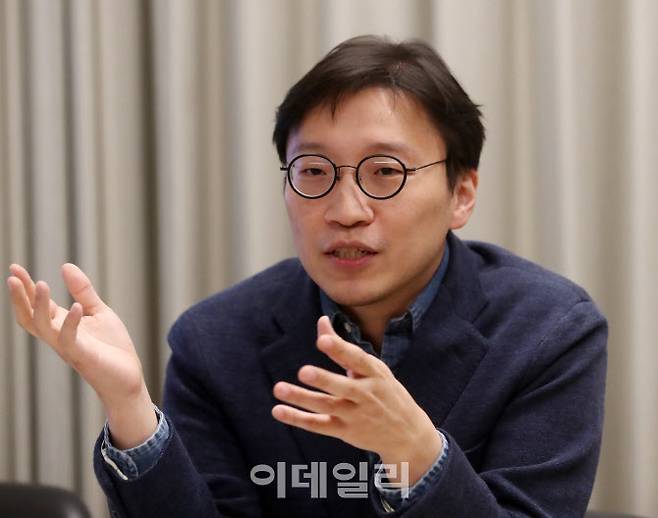 [이데일리 김태형 기자] 최재웅 퓨처플레이 CIO가 이데일리와의 인터뷰에서 스타트업 토탈 지원에 나서겠다는 포부를 내비치고 있다.