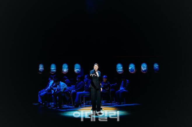 뮤지컬 ‘컴 프롬 어웨이’의 한 장면. (사진=쇼노트)