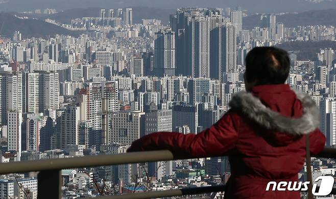 1일 남산을 찾은 시민이 서울 아파트단지를 바라보고 있다. 2023.12.1/뉴스1 ⓒ News1 박세연 기자