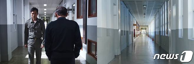 영화 '서울의 봄' 초반 신경전을 벌이는 배우 정우성과 황정민. 해당 장면은 조선대학교 1층 본관 복도에서 촬영됐다. (네이버서울의봄스틸컷·조선대 제공)/뉴스1