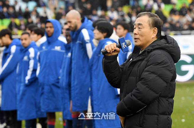 수원 삼성 이준 대표(오른쪽)가 2일 수원월드컵경기장에서 열린 2023 하나원큐 K리그1 강원FC와 경기에서 강원과 0-0무승부로 최하위를 기록하며 2부 리그 강등이 확정된 뒤 팬들에게 사과를 하고 있다. 2023. 12. 2.  수원 | 박진업기자 upandup@sportsseoul.com