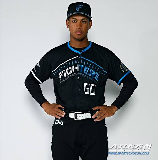 만나미가 내년 시즌 니혼햄 새 유니폼을입고 포즈를 취했다. 사진캡처=니혼햄 파이터스 SNS