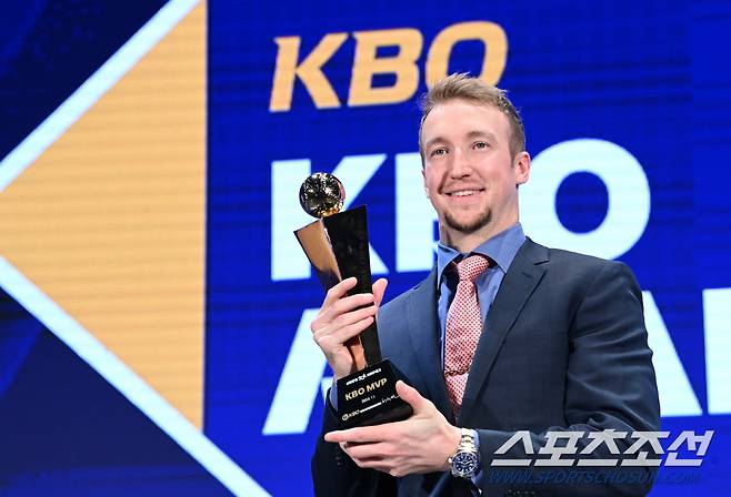 27일 웨스틴 조선 서울에서 열린 2023 KBO 시상식, MVP NC 페디가 트로피와 함께 포즈를 취하고 있다. 허상욱 기자wook@sportschosun.com/2023.11.27/