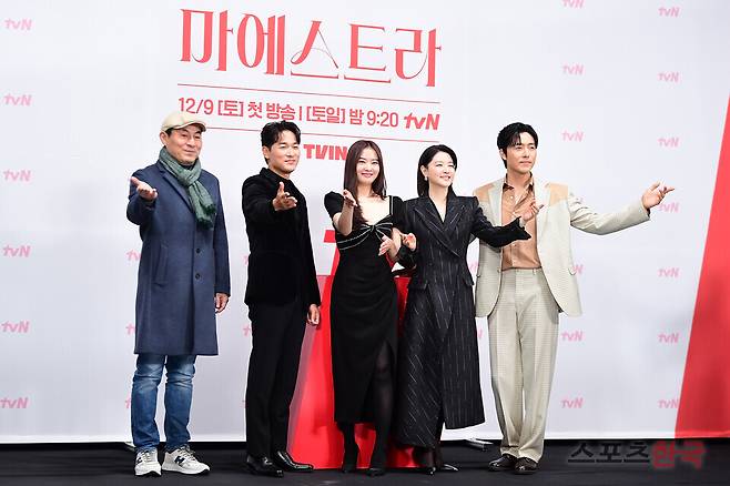 tvN 새 토일드라마 '마에스트라' 제작발표회에 참석한 배우  김정권 감독, 김영재, 황보름별, 이영애, 이무생. ⓒ이혜영 기자 lhy@hankooki.com