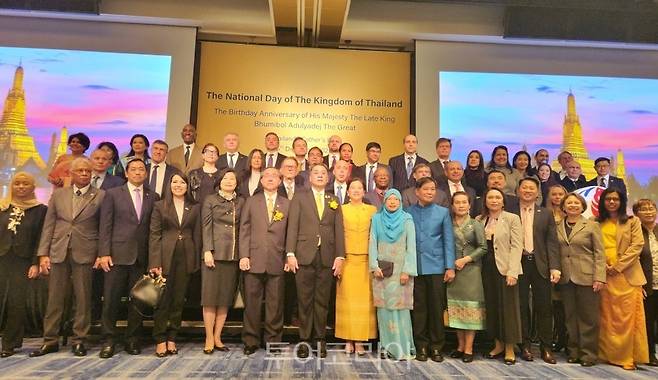 지난 4일 서울 포시즌스 호텔서 열린 태국 국경일(The National Day of Thailand) 행사에 참석한 참가자들이 기념사진을 찍고 있다. 