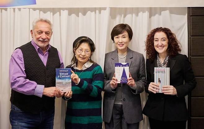 2023 한국문학번역상 대상 수상자들이 기념사진을 촬영하고 있다. (왼쪽부터)장클로드 드크레신조, 김혜경, 오영아, 리아 요베니티 번역가. [사진제공=한국문학번역원]