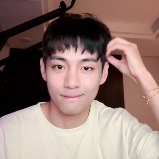 사진출처: 뷔 위버스 라이브 영상 캡처