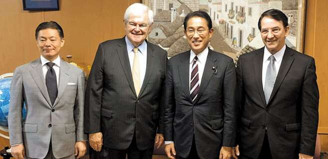 기시다 후미오(오른쪽에서 둘째) 일본 총리가 자민당 정조회장이던 2019년 10월 방일한 뉴트 깅그리치(왼쪽에서 둘째) 전 미국 하원의장 등과 찍은 사진. 세계평화통일가정연합(옛 통일교) 유관 단체인 천주평화연합(UPF)의 가지쿠리 마사요시(맨 왼쪽) 의장과 마이클 젱킨스(맨 오른쪽) UPF 인터내셔널 회장도 동석했다. /아사히신문 홈페이지