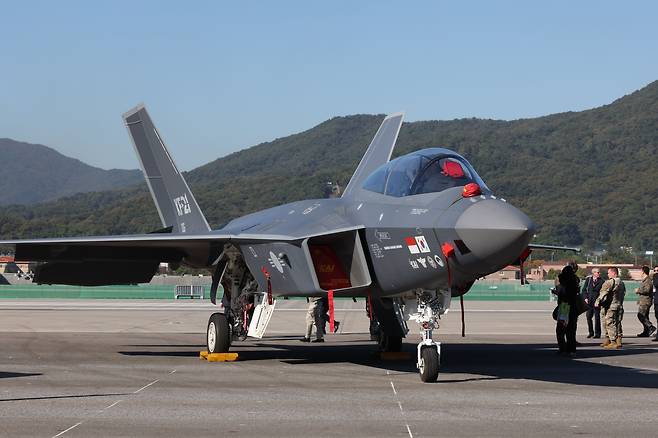 지난 10월 경기도 성남 서울공항에서 열린 '서울 아덱스(ADEX) 2023' 행사장에 국산 전투기 KF-21이 전시돼 있다. /연합뉴스