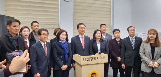 더불어민주당 소속 대전 유성구을 시·구의원들이 6일 대전시의회 기자실에서 기자회견을 열고 이상민 의원과 함께 동반 탈당을 결정했다고 밝혔다. 정민지 기자