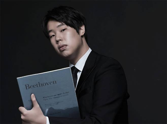 17일 서울 서초구 예술의전당 콘서트홀에서 베토벤 피아노협주곡 전곡을 협연하는 피아니스트 박재홍은 “좋아하는 작곡가를 꼽으라고 
한다면 숨도 안 쉬고 베토벤이다. 그분의 위대한 유산에 누가 되지 않도록 준비하고 있다”고 말했다. 마스트미디어 제공