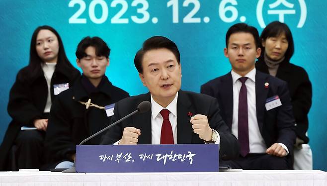 윤석열 대통령이 6일 부산항 국제전시컨벤션센터에서 열린 ‘부산시민의 꿈과 도전’ 격려 간담회에서 발언하고 있다. 대통령실사진기자단