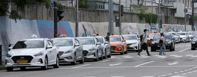 서울역 서부역 앞 인근에 택시들이 승객을 기다리고 있는 모습. 뉴시스