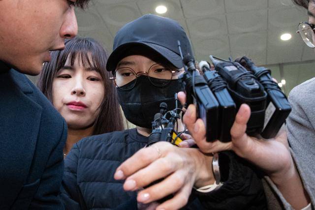 재벌 3세를 사칭하며 사기 행각을 벌인 혐의로 구속된 전청조가 지난달 10일 서울 송파경찰서에서 검찰로 송치되고 있다. 뉴스1