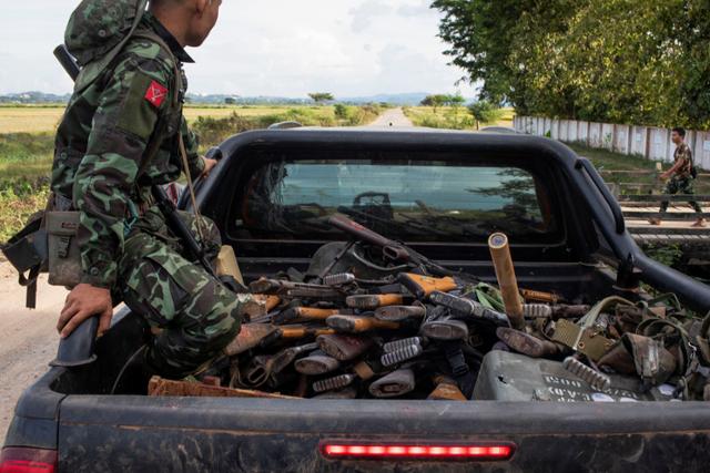 지난달 11일 미얀마 카야주에서 소수민족 무장단체 카레니군의 한 대원이 무기가 실린 차량에 앉아있다. 카야=로이터 연합뉴스