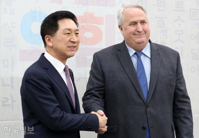 김기현(왼) 국민의힘 대표와 인요한 혁신위원장이 6일 국회 국민의힘 당대표시에서 만나 악수하고 있다. 고영권 기자
