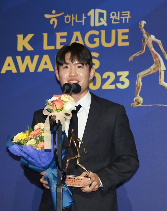 <yonhap photo-4113=""> 지난 4일 오후 서울 송파구 롯데호텔월드에서 열린 2023 프로축구 K리그 대상 시상식에서 K리그1 영플레이어상(신인상)을 수상한 광주 FC 정호연이 수상 소감을 말하고 있다. 사진=연합뉴스</yonhap>