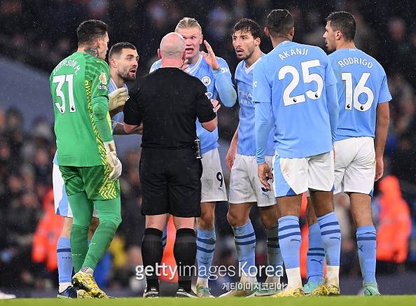 홀란과 맨시티 선수들이 심판에게 항의하는 모습. 사진=게티이미지