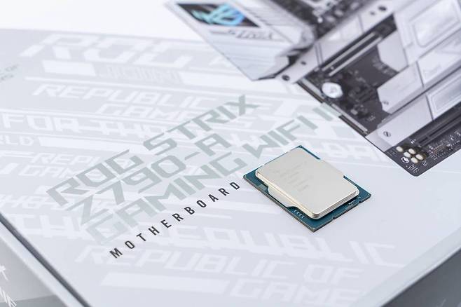 14세대 인텔 코어 i7-14900K와 에이수스 ROG 스트릭스 Z790-A 게이밍 와이파이 II 메인보드 / 출처=IT동아