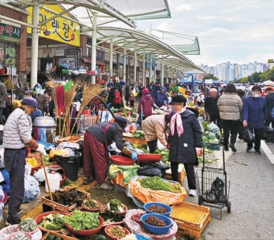 지난 2일 순천 아랫장이 열리자 인도에까지 상인들이 들어찼고 물건을 사려는 발길도 이어졌다. 김성탁 기자