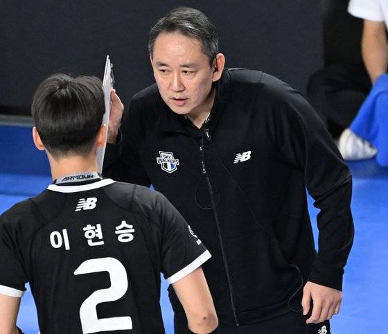 이현승에게 작전을 지시하는 최태웅 현대캐피탈 감독. 사진 한국배구연맹