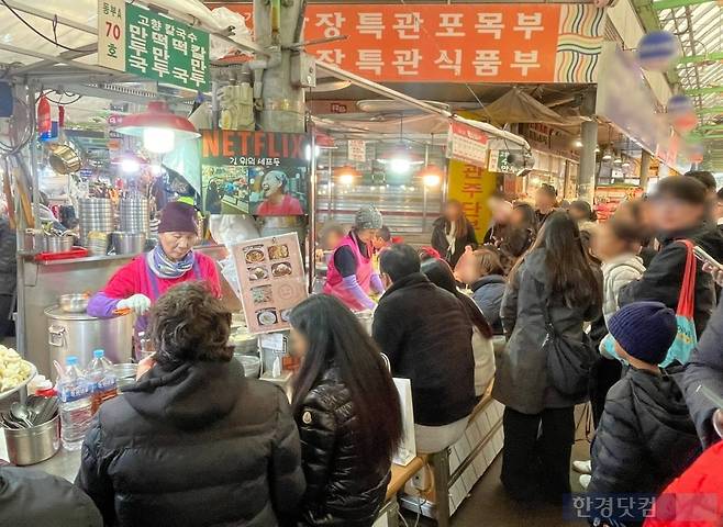 넷플릭스 방송에 출연한 사장님의 푸근함으로 입소문 나 맛집이 된 광장시장 칼국숫집. /사진=김세린 기자