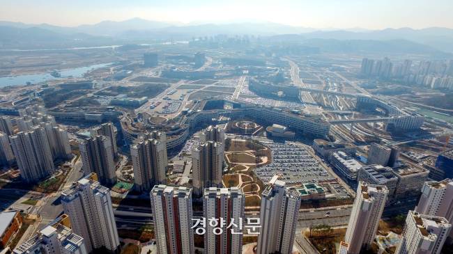 세종시 행정중심복합도시의 정부청사와 고층 아파트 전경.  이석우 기자