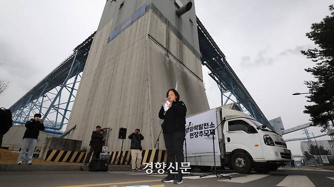 김미숙 김용균 재단 이사장이 고인이 숨진 현장 앞에서 발언하고 있다.