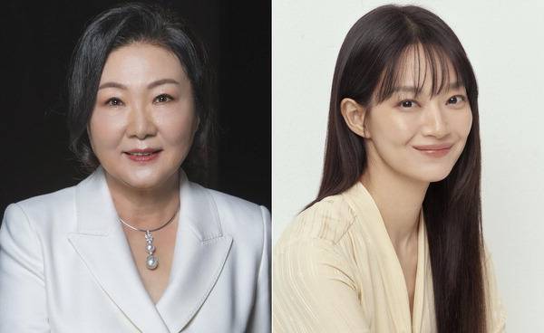 영화 ‘3일의 휴가’에서 죽은 지 3년째 되는 날, 하늘에서 3일간의 휴가를 받아 하나뿐인 딸 진주를 만나러 내려온 엄마 복자 역을 맡은 김해숙. 오른쪽 사진은 같은 영화에서 엄마가 세상을 떠난 후 미국에서 시골집으로 돌아와 엄마가 하던 낡은 백반집을 운영하는 딸 진주 역을 맡은 신민아. 쇼박스·에이엠엔터테인먼트 제공